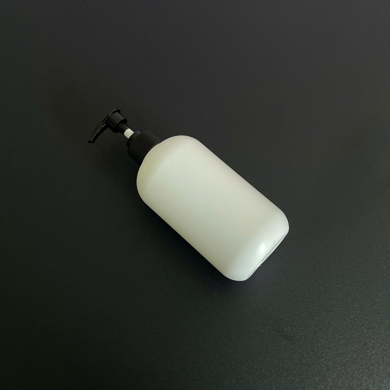 chai-hdpe-trang-tron-voi-nhan-soc-den-500ml-5 chai hdpe trang tron voi nhan soc den 500ml 5