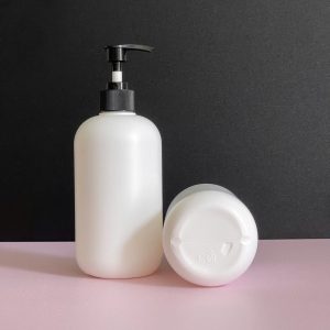 chai hdpe trang tron voi nhan soc den 500ml 6