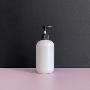 chai hdpe trang tron voi nhan soc den 500ml 7