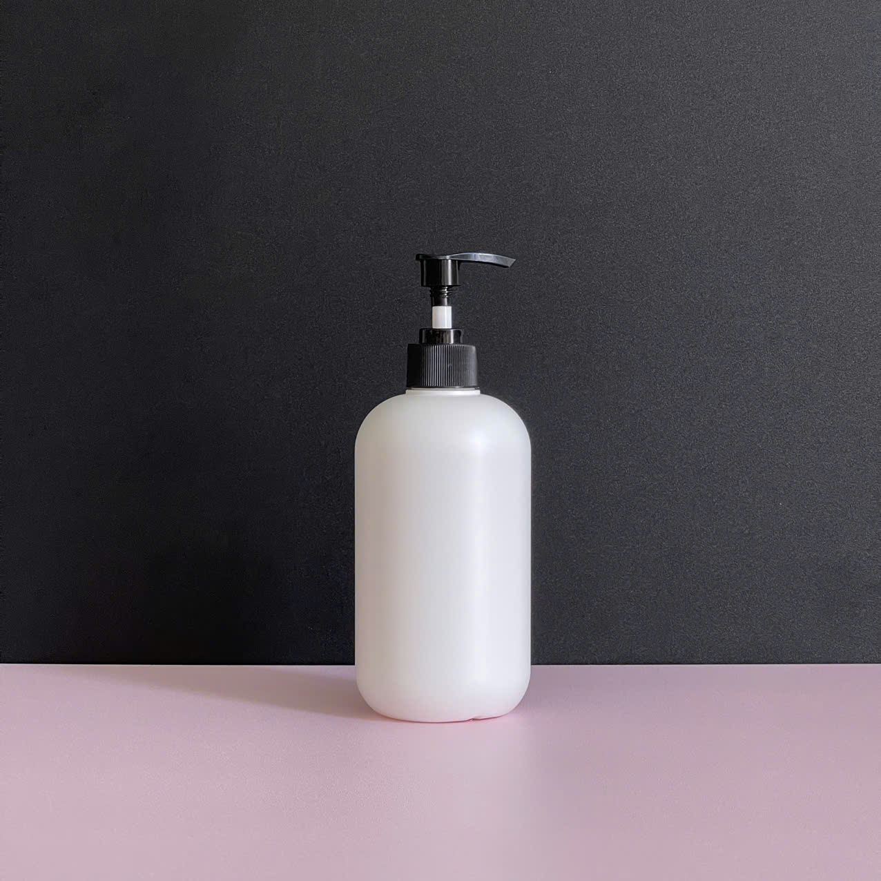 chai-hdpe-trang-tron-voi-nhan-soc-den-500ml-7 chai hdpe trang tron voi nhan soc den 500ml 7