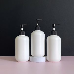 chai hdpe trang tron voi nhan soc den 500ml 8