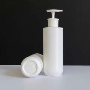 chai hdpe trang vai ngang voi nhan dep trang 500ml 1
