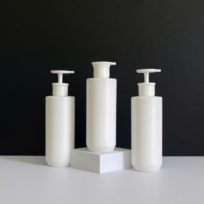 Chai nhựa HDPE trắng vai ngang đáy bầu vòi nhấn dẹp trắng với dung tích 500ml fi28 tiện lợi