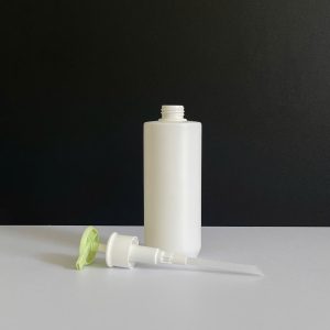 chai hdpe trang vai ngang voi nhan dep xanh 500ml 1