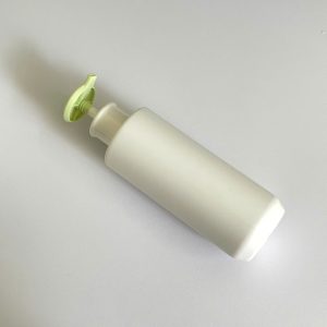 chai hdpe trang vai ngang voi nhan dep xanh 500ml 2