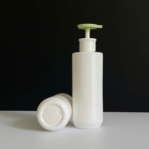 chai hdpe trang vai ngang voi nhan dep xanh 500ml 3