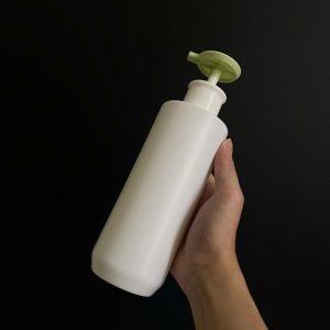 chai hdpe trang vai ngang voi nhan dep xanh 500ml 4