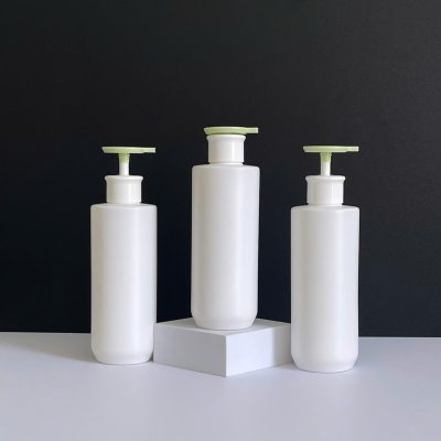 Chai nhựa HDPE trắng vai ngang đáy bầu vòi nhấn dẹp xanh với dung tích 500ml fi28 tiện lợi