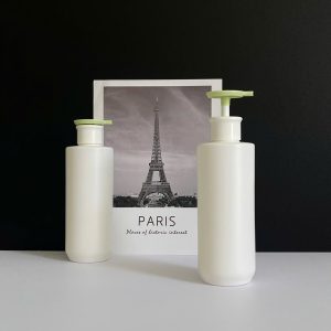 chai hdpe trang vai ngang voi nhan dep xanh 500ml 5