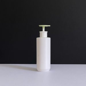 chai hdpe trang vai ngang voi nhan dep xanh 500ml 6