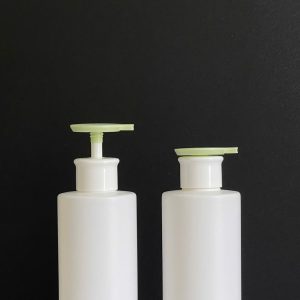 chai hdpe trang vai ngang voi nhan dep xanh 500ml 7