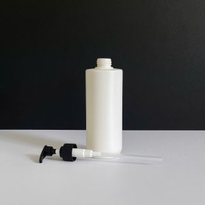 chai hdpe trang vai ngang voi nhan soc den 500ml 1