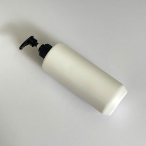 chai hdpe trang vai ngang voi nhan soc den 500ml 2