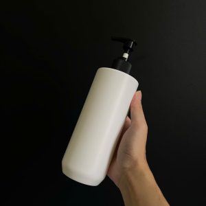 chai hdpe trang vai ngang voi nhan soc den 500ml 3