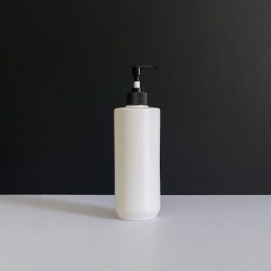 chai hdpe trang vai ngang voi nhan soc den 500ml