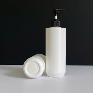 chai hdpe trang vai ngang voi nhan soc den 500ml 4