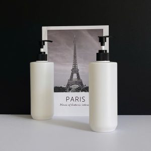 chai hdpe trang vai ngang voi nhan soc den 500ml 5