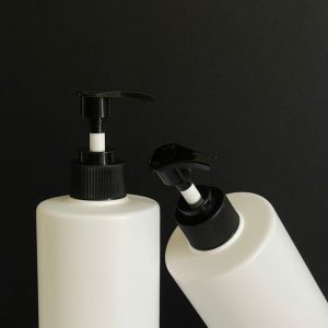 chai hdpe trang vai ngang voi nhan soc den 500ml 6