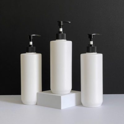 Chai nhựa HDPE trắng vai ngang đáy bầu vòi nhấn sóng đen sọc với dung tích 500ml fi28 tiện lợi