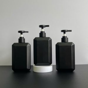 Chai nhựa HDPE vuông đen với vòi nhấn dẹp đen nhám 350ml sử dụng dụng nắp bật fi28 tiện lợi