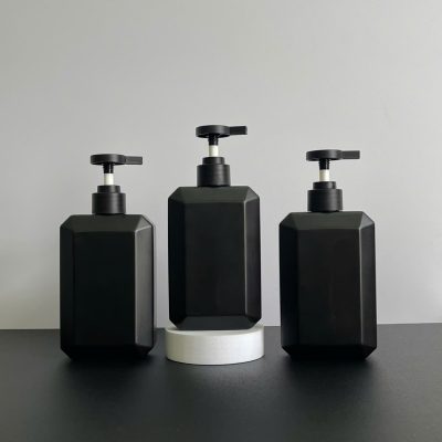 Chai nhựa HDPE vuông đen với vòi nhấn dẹp đen nhám 350ml sử dụng dụng nắp bật fi28 tiện lợi