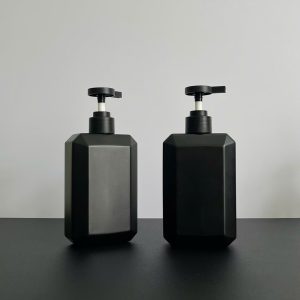 chai hdpe vuong den voi nhan den nham 350ml 4