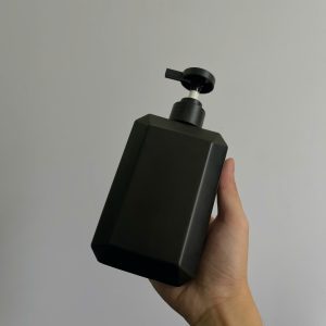 chai hdpe vuong den voi nhan den nham 350ml 6