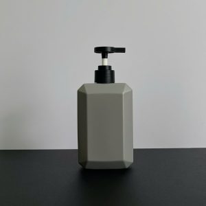 chai hdpe vuong xam voi nhan dep den nham 350ml .1