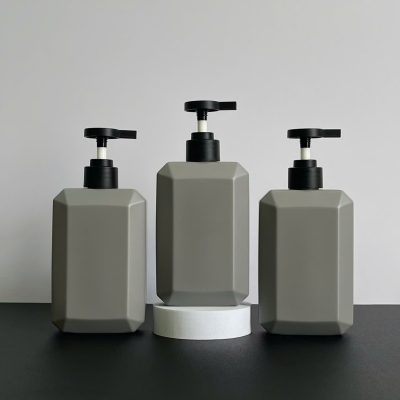 Chai nhựa HDPE vuông xám với vòi nhấn dẹp đen nhám 350ml sử dụng dụng nắp bật fi28 tiện lợi