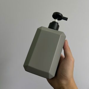 chai hdpe vuong xam voi nhan dep den nham 350ml .4