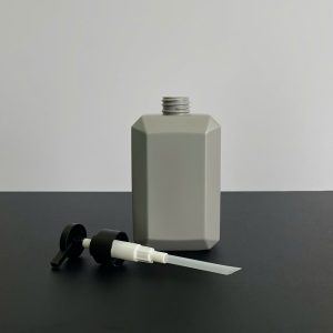 chai hdpe vuong xam voi nhan dep den nham 350ml .7