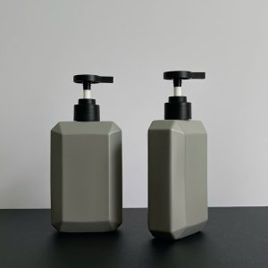 chai hdpe vuong xam voi nhan dep den nham 350ml .8