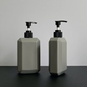 Chai nhựa HDPE vuông xám với vòi nhấn sọc đen 350ml sử dụng dụng vòi nhấn fi28 tiện lợi