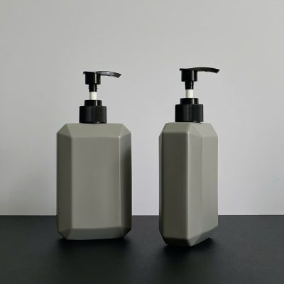 Chai nhựa HDPE vuông xám với vòi nhấn sọc đen 350ml sử dụng dụng vòi nhấn fi28 tiện lợi