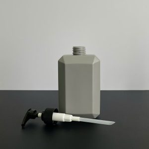 chai hdpe vuong xam voi nhan soc den 350ml 2