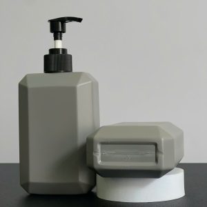 chai hdpe vuong xam voi nhan soc den 350ml 3