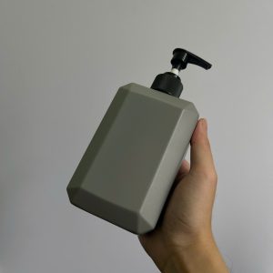 chai hdpe vuong xam voi nhan soc den 350ml 7