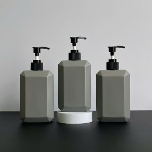 chai hdpe vuong xam voi nhan soc den 350ml 8