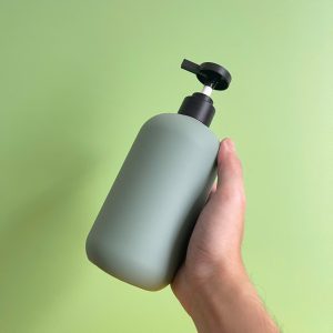 chai hdpe xanh dam nap bat den nham 6