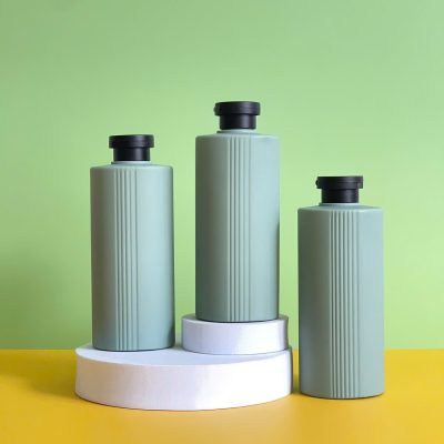 Chai nhựa HDPE xanh đậm sọc vai ngang 500ml với nắp bật đen nhám fi28 tiện lợi