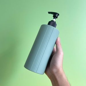 chai hdpe xanh dam vai ngang 5 soc voi nhan soc den 500ml 2