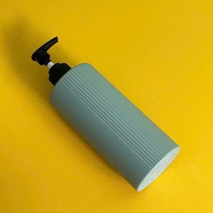 chai hdpe xanh dam vai ngang 5 soc voi nhan soc den 500ml 4
