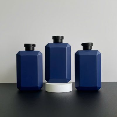 Chai nhựa HDPE vuông xanh dương với nắp bật đen nhám 350ml sử dụng dụng nắp bật fi28 tiện lợi