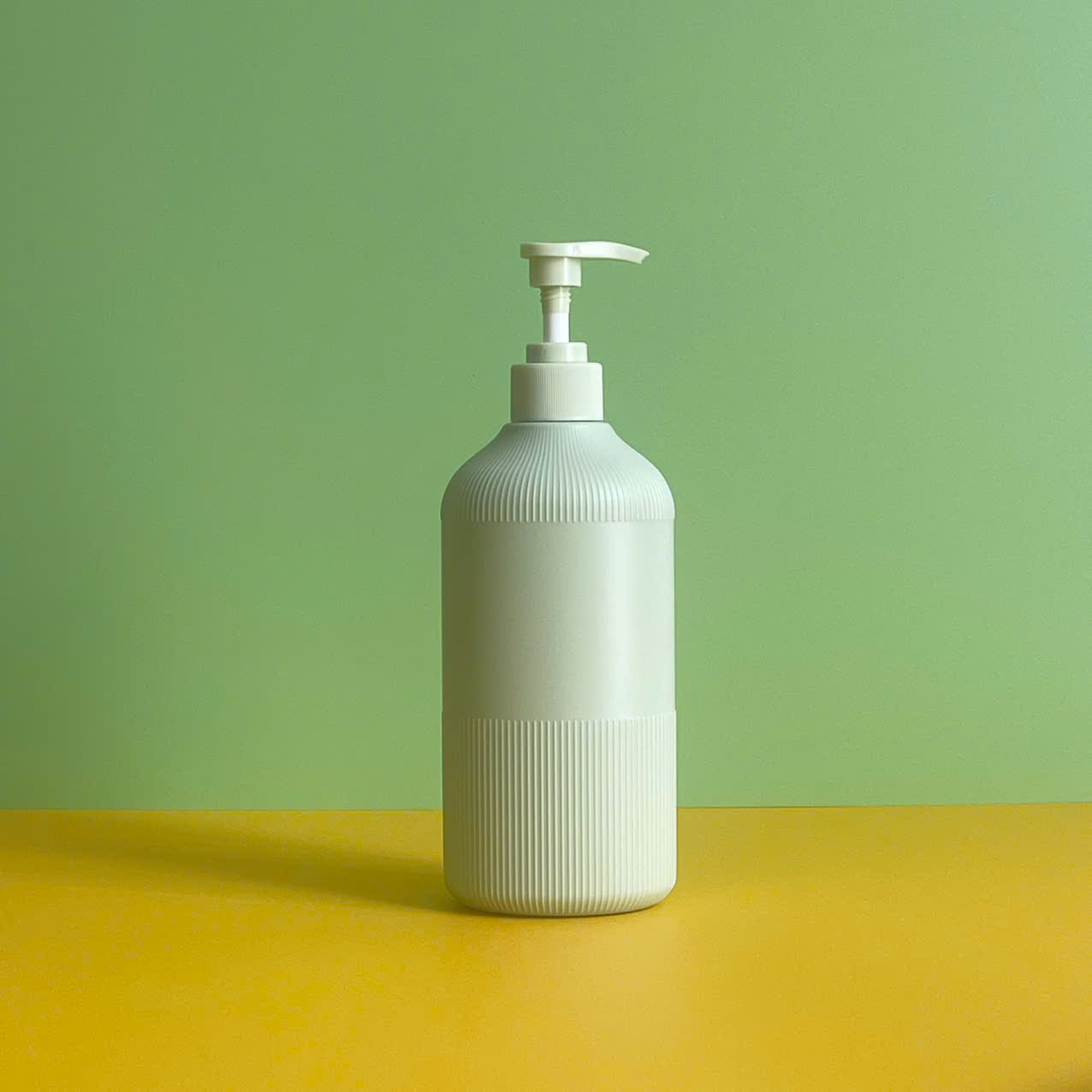 chai-hdpe-xanh-soc-nap-voi-nhan-xanh-500ml-2 chai hdpe xanh soc nap voi nhan xanh 500ml 2