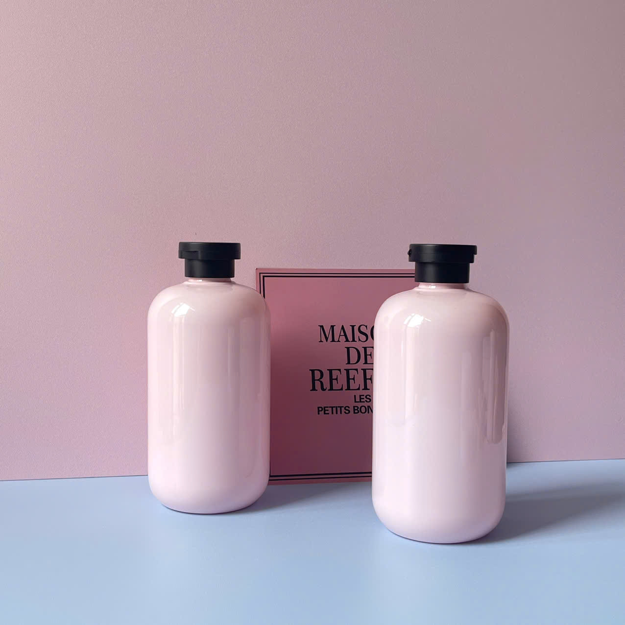 chai-pet-hong-nap-bat-den-nham-6 Chai nhựa PET hồng tròn nắp bật đen nhám 500ml