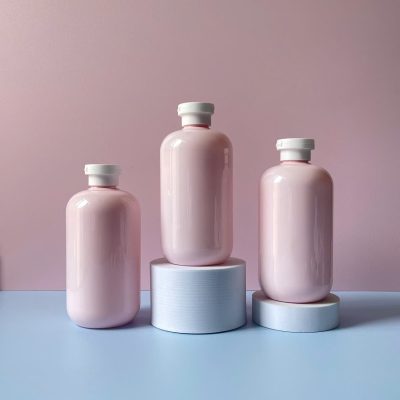 Chai nhựa PET hồng tròn với nắp bật trắng nhám 500ml sử dụng nắp fi28