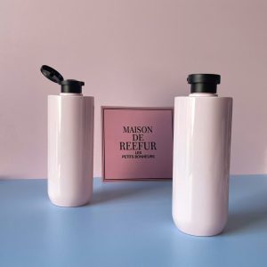 Chai nhựa PET hồng vai ngang đáy bầu nắp bật đen nhám 500ml