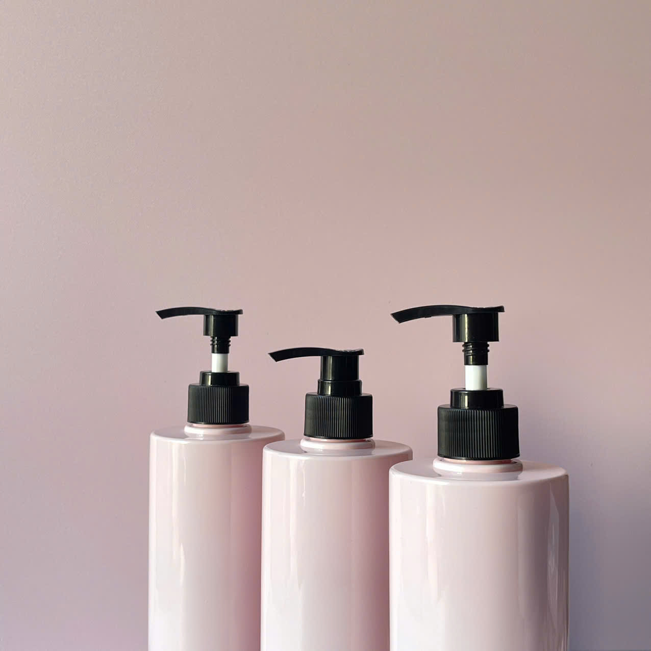 chai-pet-hong-vai-ngang-voi-nhan-soc-den-500ml-2 chai pet hong vai ngang voi nhan soc den 500ml 2