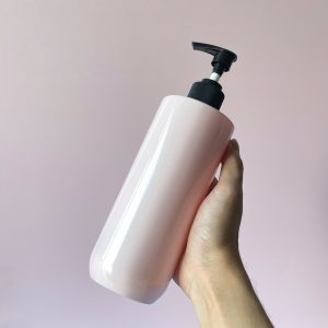 chai pet hong vai ngang voi nhan soc den 500ml 6