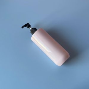 chai pet hong vai ngang voi nhan soc den 500ml 7